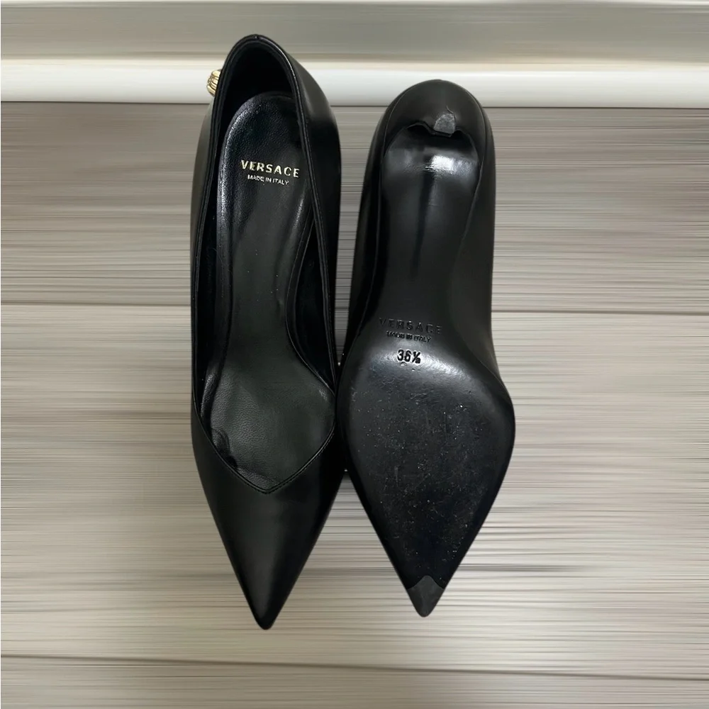 Versace Medusa Insignia Leather Pumps Heels Women's Size‎ 36 1/2